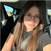 Studentessa di Scienze della Comunicazione aiuta nello svolgimento dei compiti i ragazzi di medie e superiori